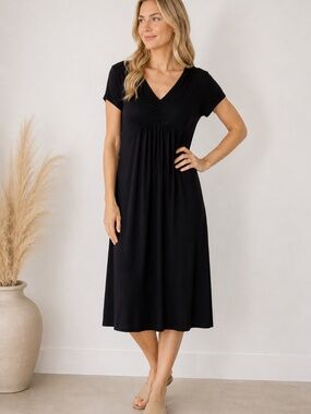 Uniform Women’s Black Shift Dress Size XL V Neck Short Sleeve Pleated Front